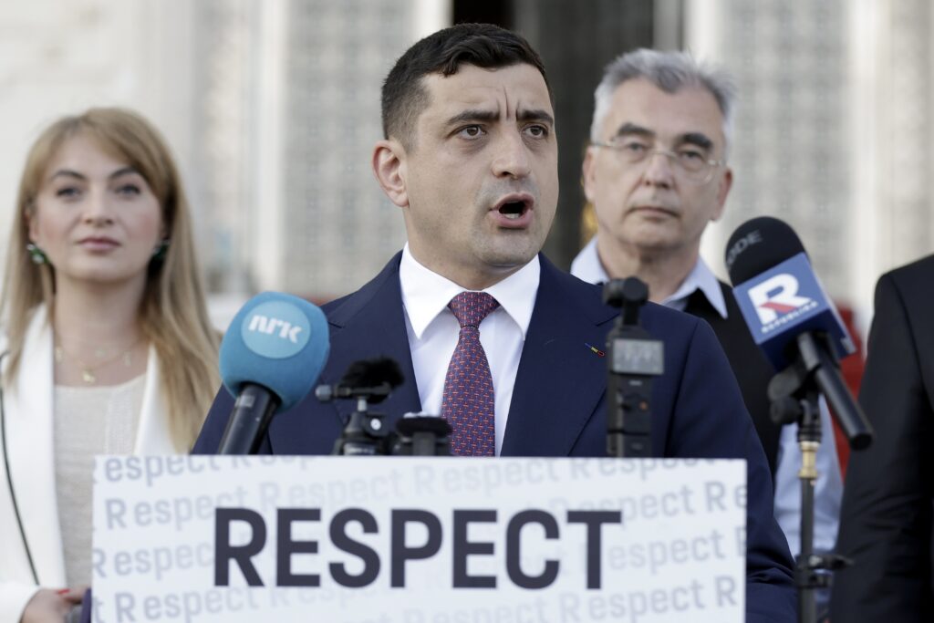 George Simion, leider van de ultranationalistische partij AUR, spreekt op een persconferentie voor buitenlandse media buiten het Parlementspaleis in Boekarest tijdens de eerste ronde van de herhaalde presidentsverkiezingen in Roemenië op 4 mei 2025.
