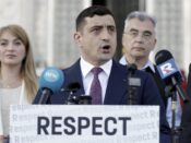 George Simion, leider van de ultranationalistische partij AUR, spreekt op een persconferentie voor buitenlandse media buiten het Parlementspaleis in Boekarest tijdens de eerste ronde van de herhaalde presidentsverkiezingen in Roemenië op 4 mei 2025.