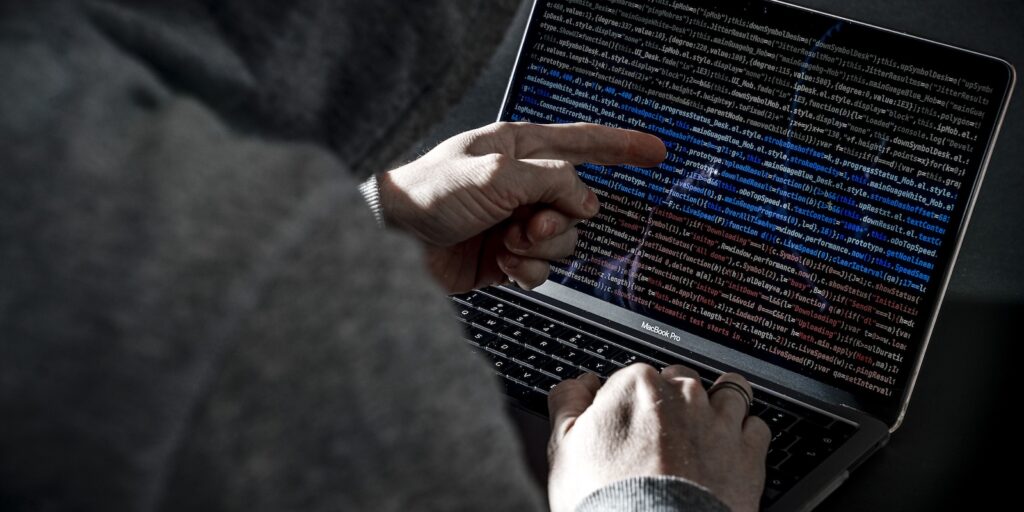 Een illustratieve weergave van een cybercrimineel. Deskundigen en specialisten op het gebied van cybersecurity waarschuwen voor een grote digitale aanval vanuit Rusland.