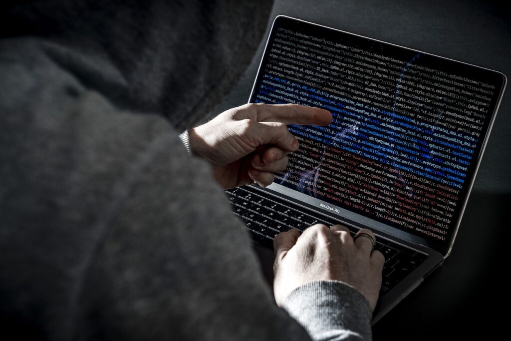 Een illustratieve weergave van een cybercrimineel. Deskundigen en specialisten op het gebied van cybersecurity waarschuwen voor een grote digitale aanval vanuit Rusland.