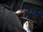 Een illustratieve weergave van een cybercrimineel. Deskundigen en specialisten op het gebied van cybersecurity waarschuwen voor een grote digitale aanval vanuit Rusland.
