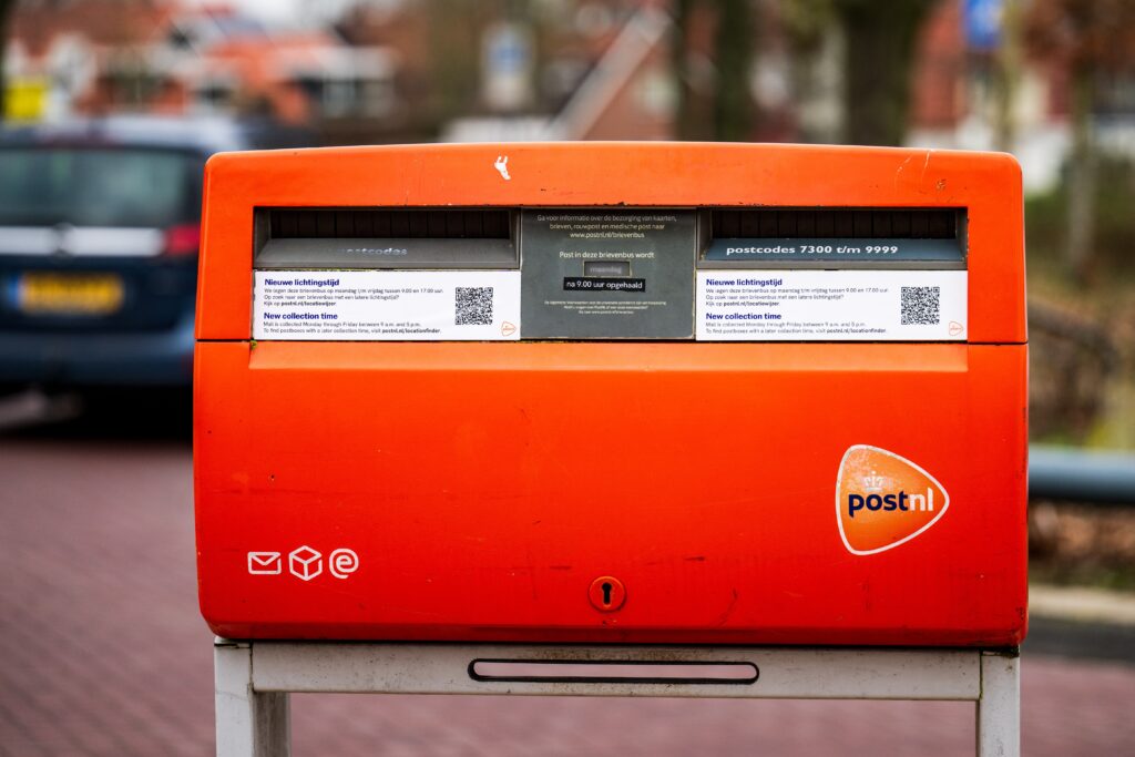 Steenwijk - Een brievenbus van PostNL.