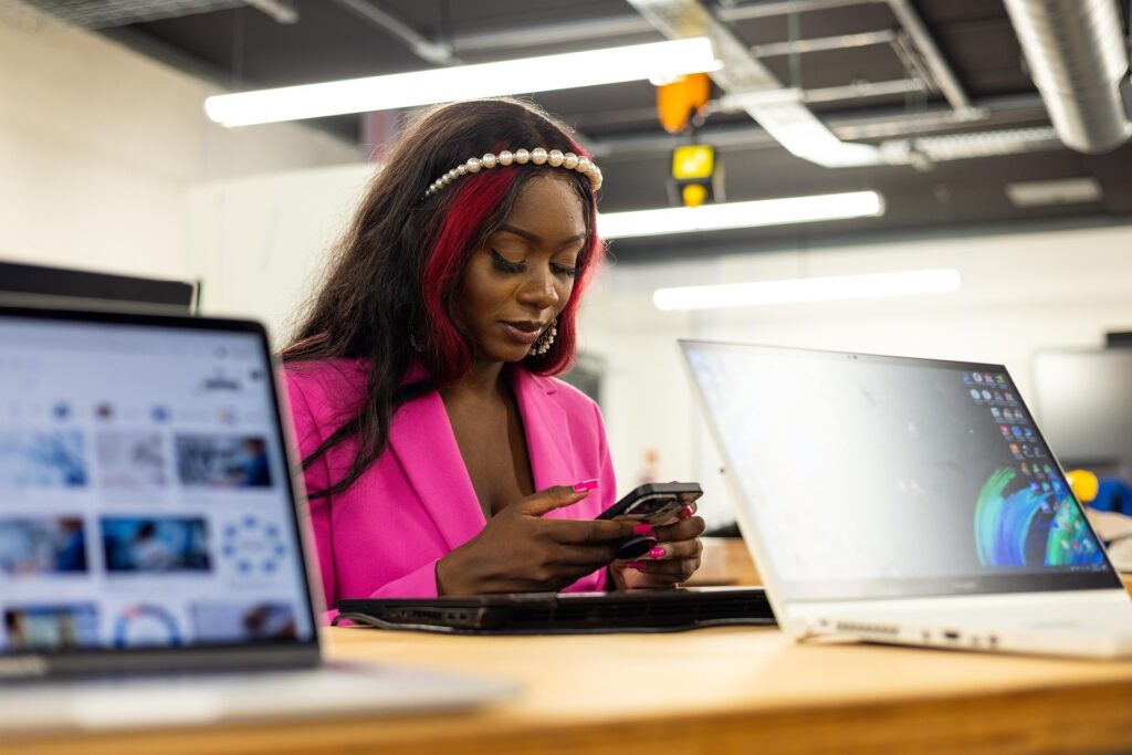 Vrouw aan het werk in een elektronicazaak