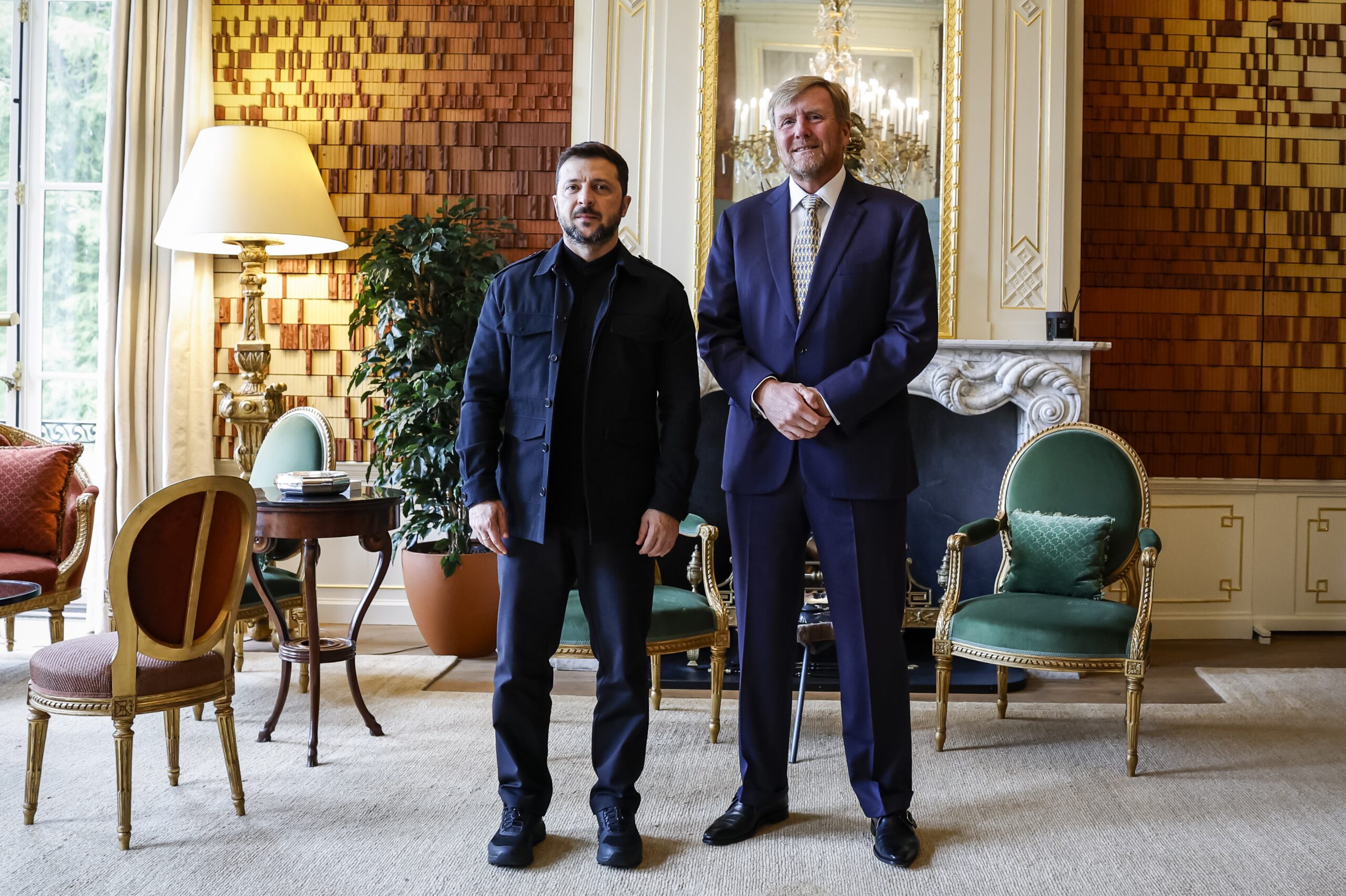 Koning Willem-Alexander en de Oekraïense president Volodymyr Zelensky in de DNA-kamer.