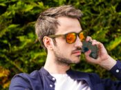 Man aan de telefoon