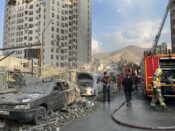 Brandweer bij een gebouw dat is getroffen door Israël