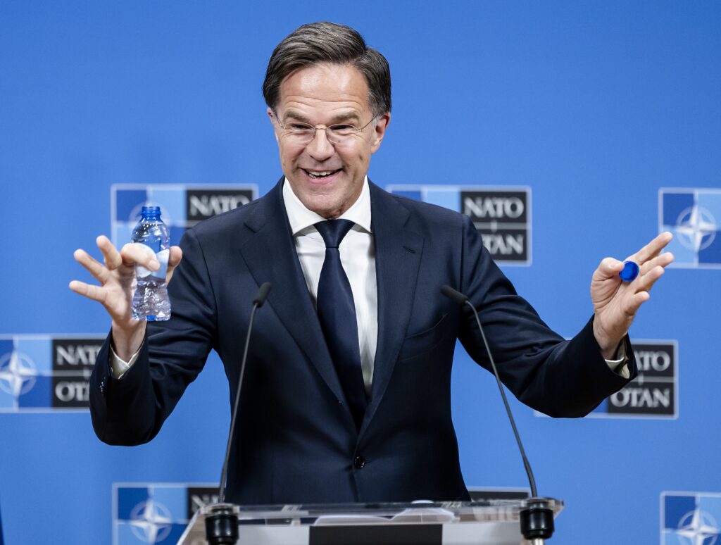 NAVO-baas Mark Rutte tijdens een persconferentie
