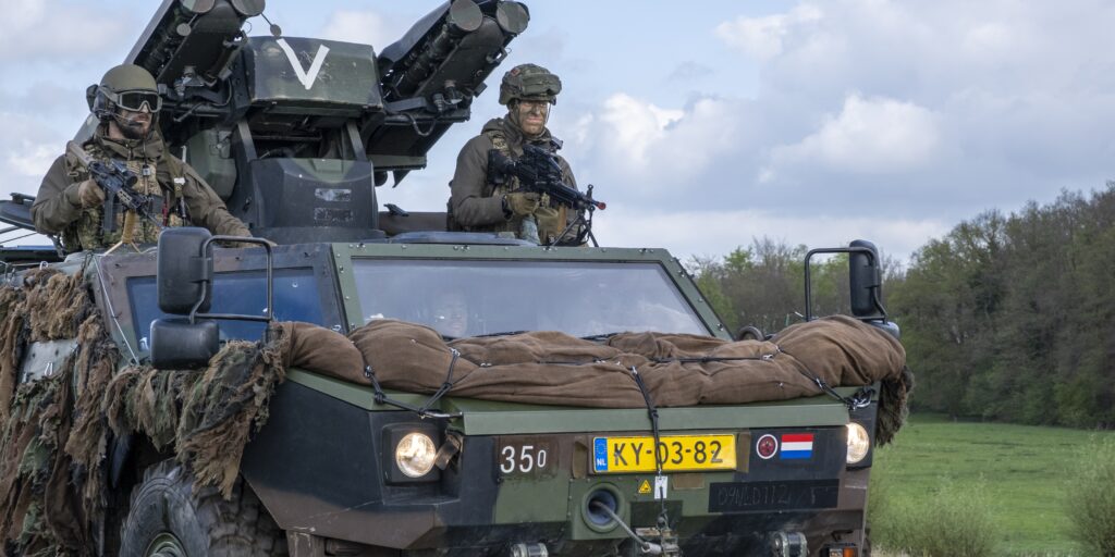 Voertuigen van de landmacht steken de IJssel over onderweg naar Duitsland voor de NAVO-oefening Steadfast Defender.