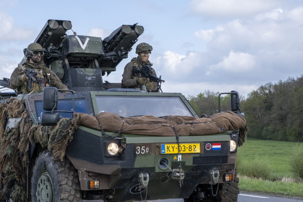 Voertuigen van de landmacht steken de IJssel over onderweg naar Duitsland voor de NAVO-oefening Steadfast Defender.