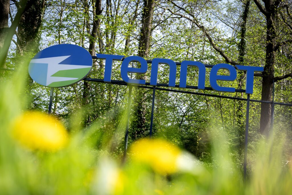 Logo TenneT Bij hoofdkantoor TenneT TSO B.V. in Arnhem