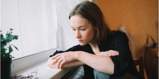 Jonge vrouw met zorgen