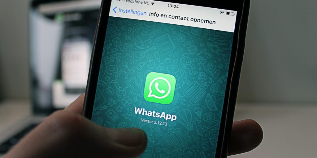 Het scherm van een mobiele telefoon met daarop WhatsApp geopend. Deze populaire berichten-app gaat binnenkort op een apart tabblad advertenties tonen.