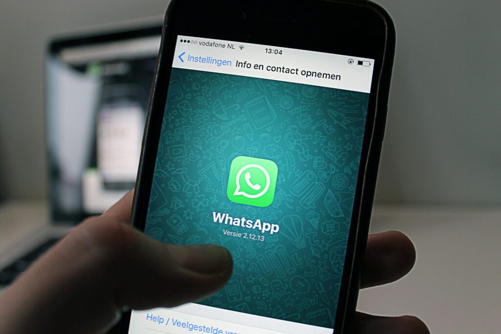 Het scherm van een mobiele telefoon met daarop WhatsApp geopend. Deze populaire berichten-app gaat binnenkort op een apart tabblad advertenties tonen.