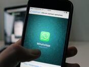 Het scherm van een mobiele telefoon met daarop WhatsApp geopend. Deze populaire berichten-app gaat binnenkort op een apart tabblad advertenties tonen.